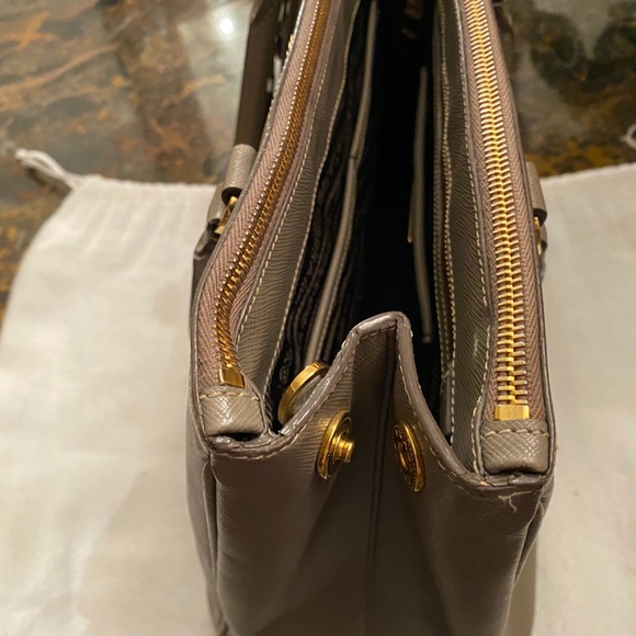 PRADA SAFFIANO LUX DOUBLE ZIP HANDBAG (ARGUILLA) - Picture 14 of 16